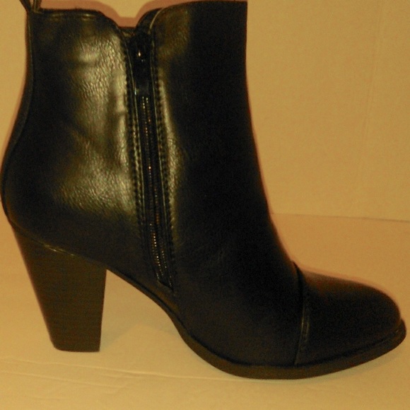 Women Boots - Picture 6 of 7
